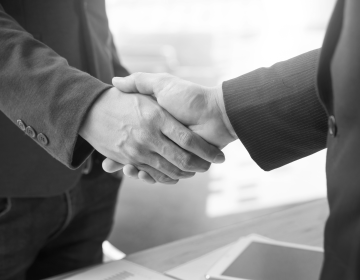 Agrandir l'image - fenêtre modale - hommes se serrant la main