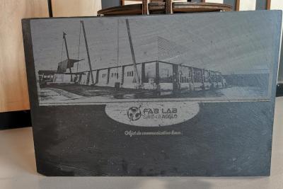 Agrandir l'image - fenêtre modale - Gravure du Fablab sur une ardoise