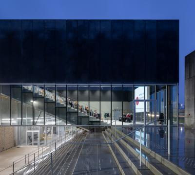 Agrandir l'image - fenêtre modale - Amphithéâtre du Pôle Agglo21 vu des marches extérieurs